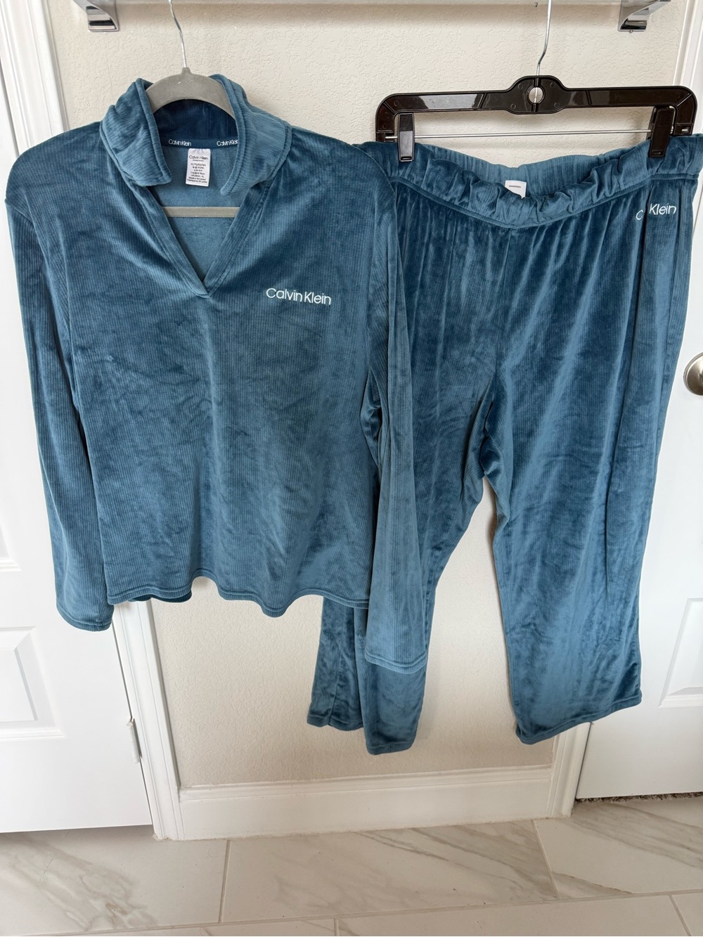 Calvin Klein XL Women’s Plush Velour Pajama Set - Teal Blue
